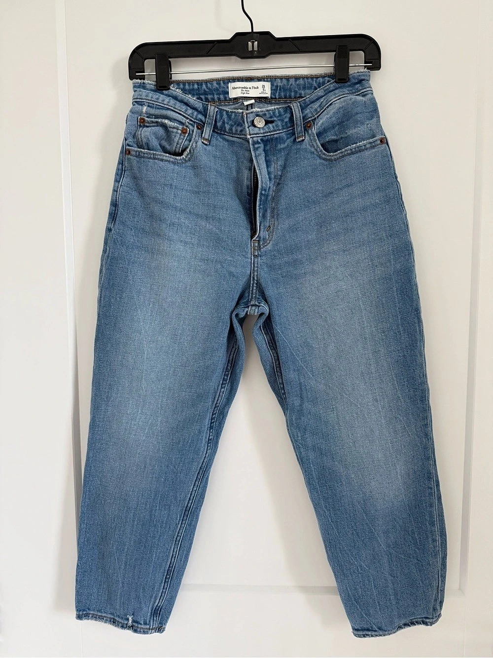 Abercrombie & Fitch Curve Love High Rise Mom Jean in Medium Wash (Size 6/28XS)